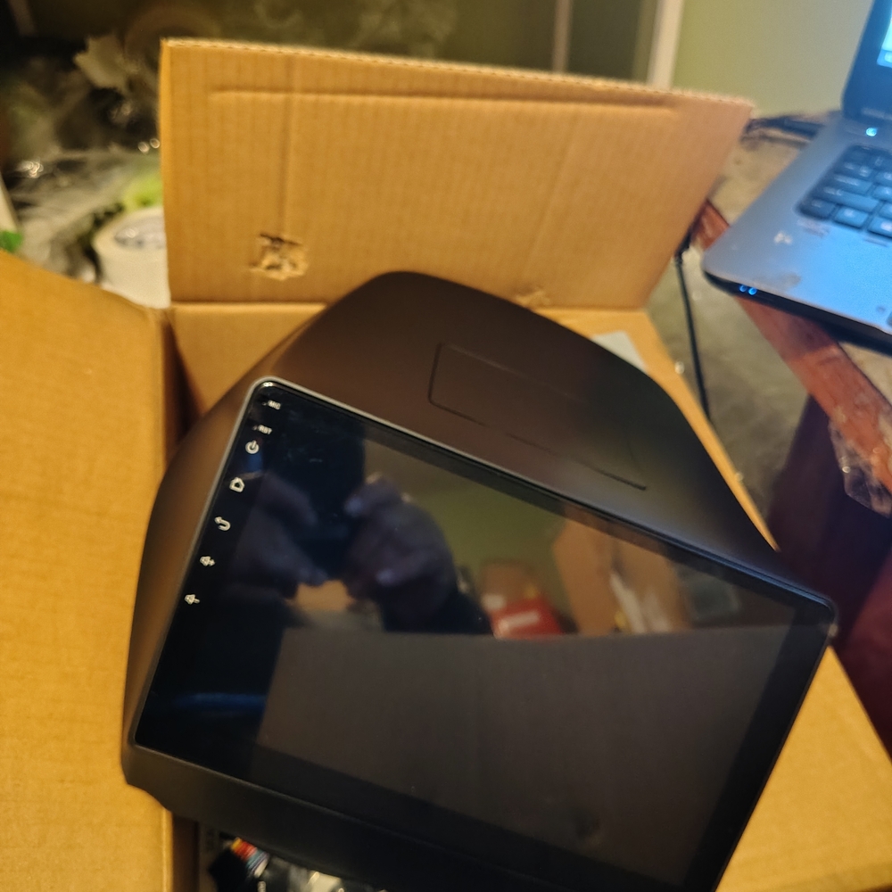 Android Car Stereo with Touchscreen Display - Picture 2 of 3